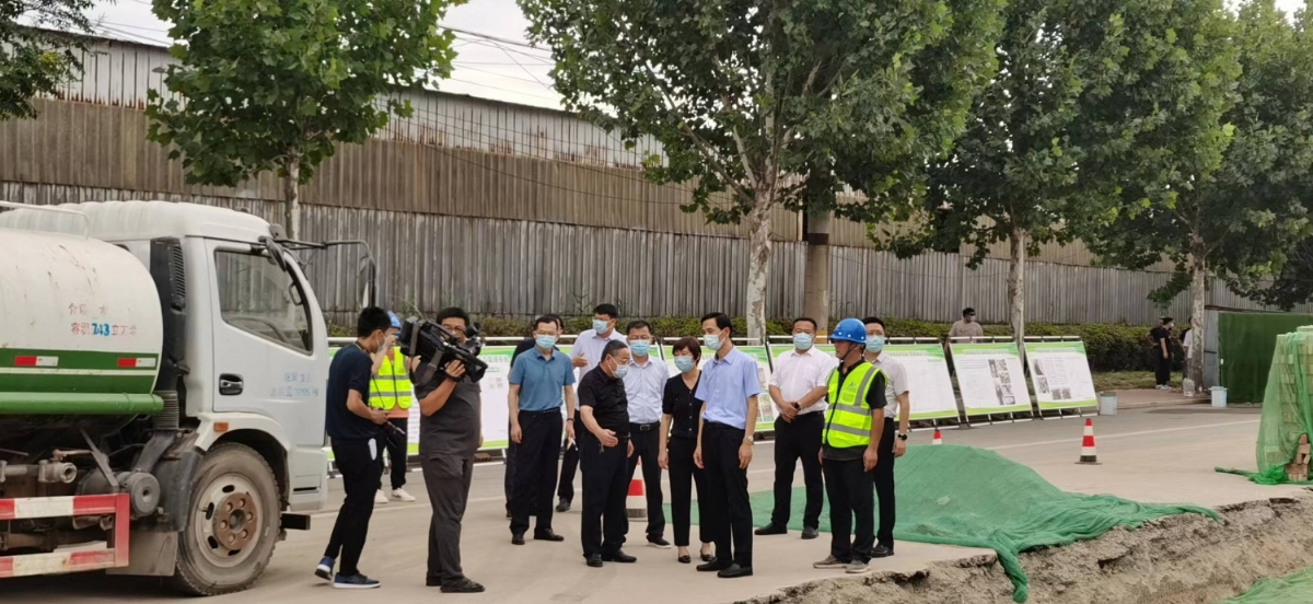 市相關(guān)領(lǐng)導(dǎo)蒞臨伸達(dá)集團(tuán)負(fù)責(zé)施工的工業(yè)五路排水新建工程現(xiàn)場(chǎng)